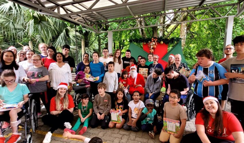 APAE e Sindtur reunidos com usuários e familiares.