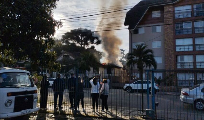 Foto Incêndio atinge casa desabitada no centro de Canela