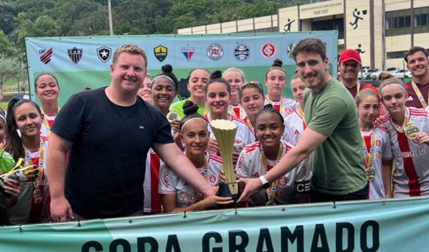 Foto Internacional feminino recebendo o trofeu de campeão.REDUZIDA.1