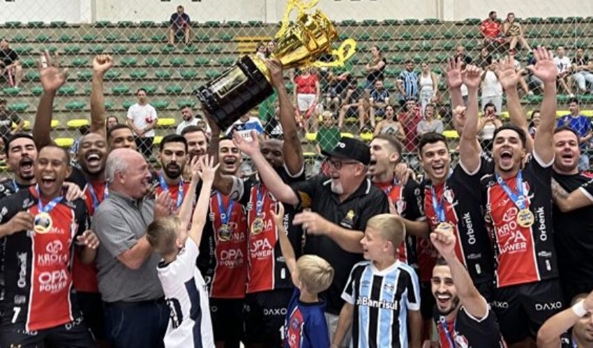 Foto JEC Campeao recebendo trofeu.REDUZIDA