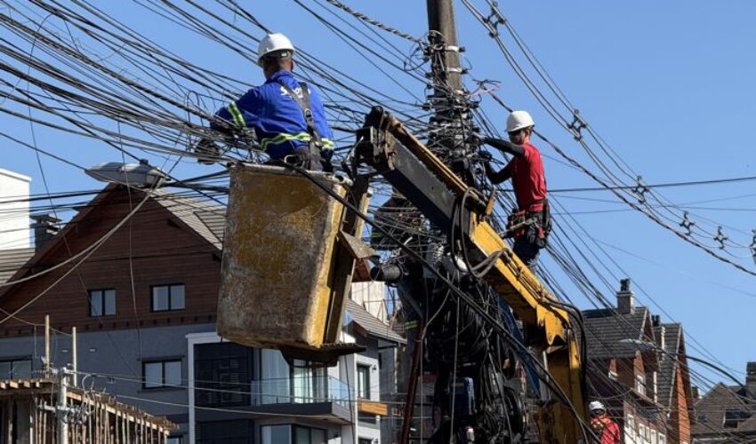 Foto Mais de uma tonelada de fios obsoletos são removidos dos postes da Rua São Pedro