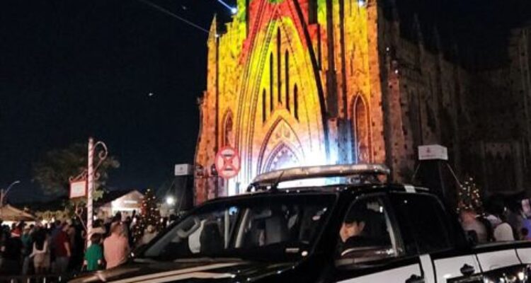 Foto POLÍCIA CIVIL DE CANELA ESTARÁ PRESENTE EM TODAS AS APRESENTAÇÕES DO SONHO DE NATAL JUNTO À CATEDRAL