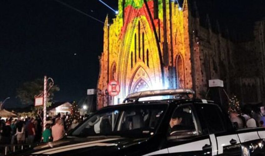 Foto POLÍCIA CIVIL DE CANELA ESTARÁ PRESENTE EM TODAS AS APRESENTAÇÕES DO SONHO DE NATAL JUNTO À CATEDRAL