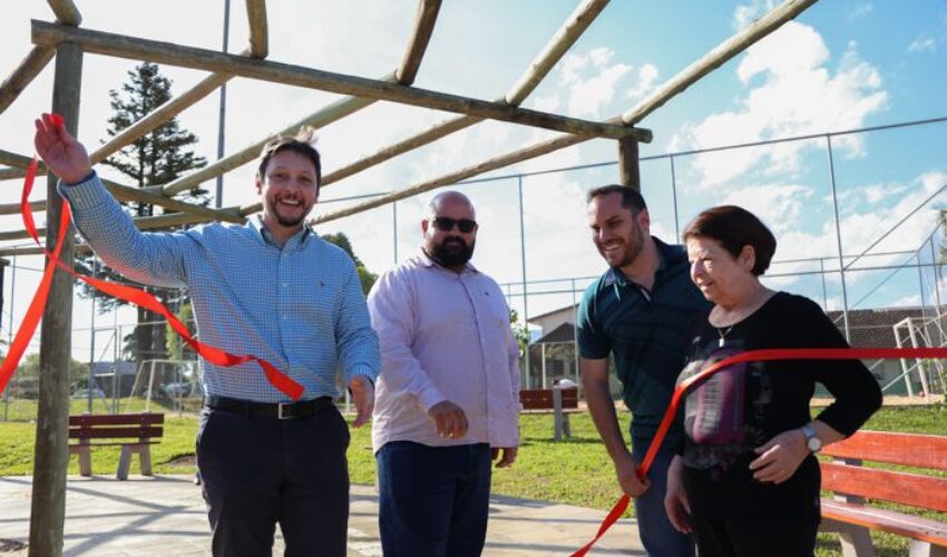 Foto Prefeito Cezar Felipe e Marlene Praça Ildo Meneghetti