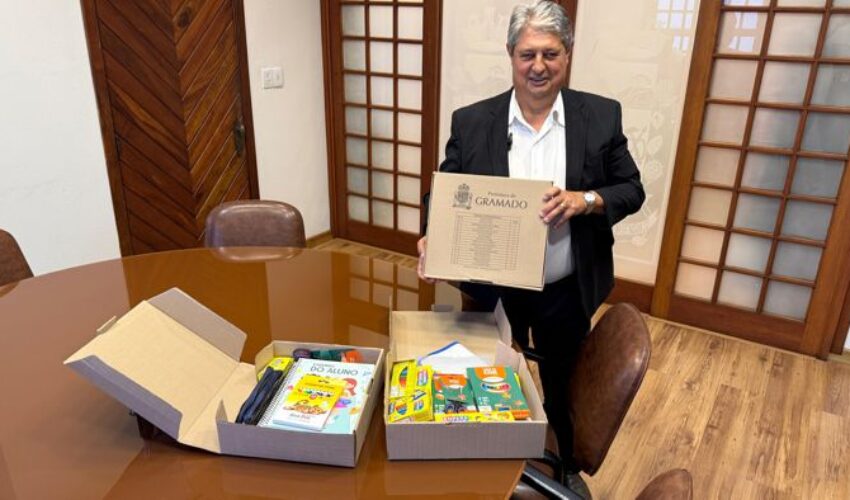 Foto Prefeitura de Gramado entrega material escolar para alunos da rede municipal