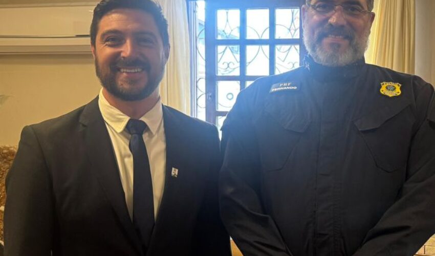 Foto Presidente da Câmara vereador Ike Koetz e o Diretor-geral da PRF Antônio Fernando Souza Oliveira.