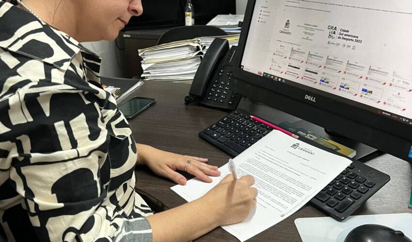 Foto Secretária do Meio Ambiente assinando documentação enviada à AGERGS