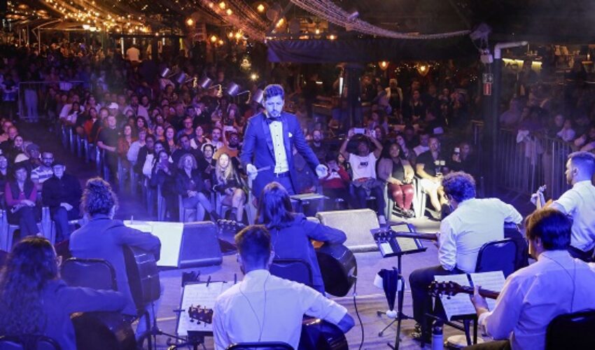 28_10_2023_38Natal Luz de Gramado - Palco Rua Coberta com Orquestra de Violoes. Foto Cleiton Thiele/SerraPress