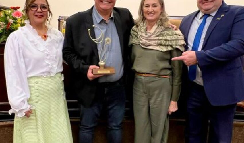 Foto Troféu Destaque na Saúde é entregue ao Dr. Vilmar Kopacek