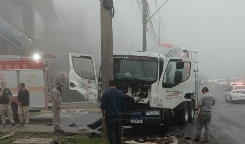 Foto acidente caminhão frente super carros