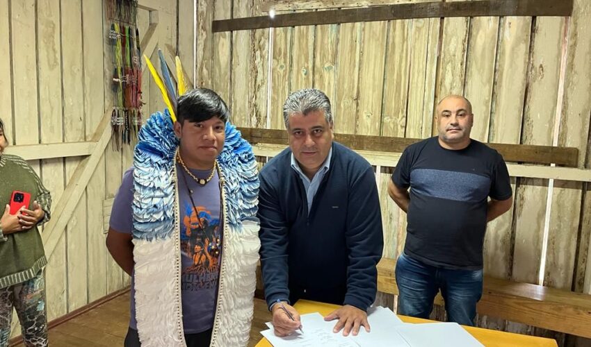 Foto acordo Canela e indios (1)