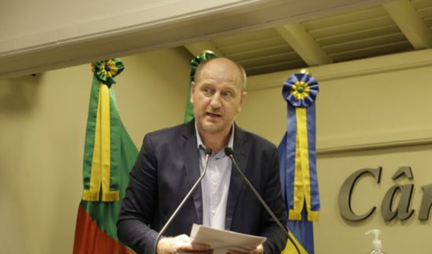 Foto professor daniel anuncia pre candidatura