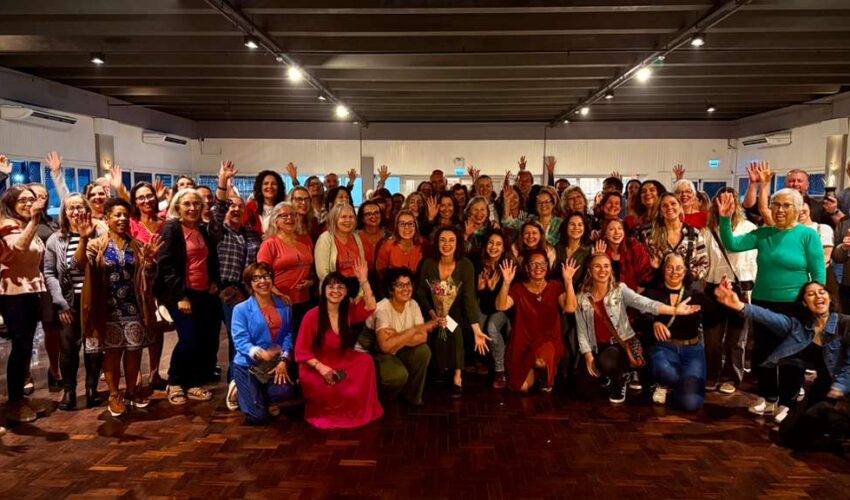 Teatro Elisabeth Rosenfeld recebe o espetáculo “Velha D+” com entrada gratuita nesta quarta-feira